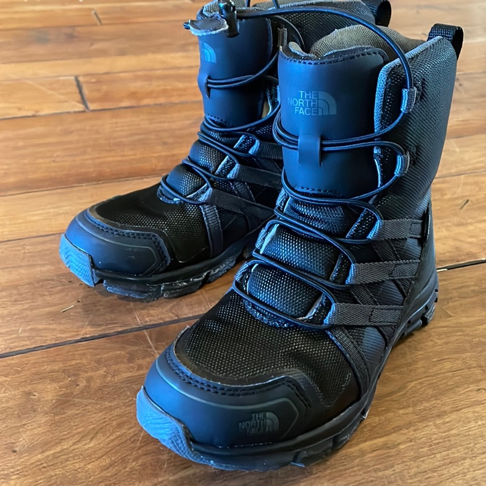 Northface boys snow boots size 1 boys. Like new. Excellent condition.